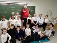 в МАОУ СОШ №8 г. Мончегорск состоялся мастер-класс по оказанию первой помощи для учеников начальной школы