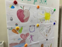 В молодежном пространстве «Сопки» поселка Умба выставка рисунков «Мы за здоровый образ жизни!».